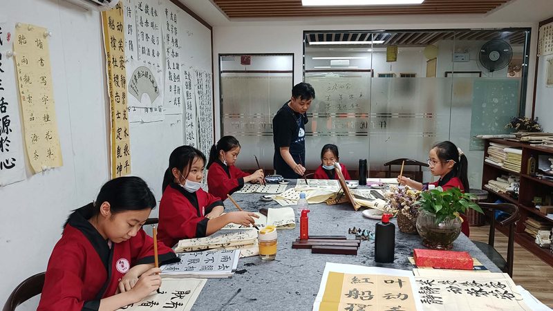 关于教材费是否包含，这取决于各个培训机构的具体规定。以下是一些可能的情况：